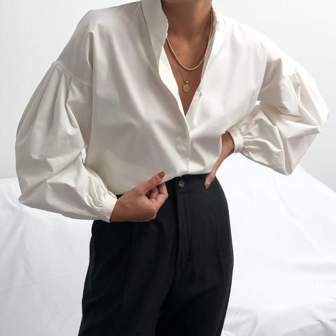 Witte oversized blouse met zwarte pantalon | Kerstoutfits met items die je al hebt | Good For